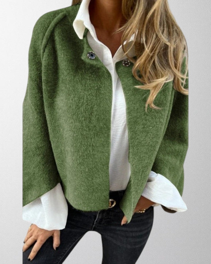 Short women's jacket boasting elegant flared sleeves, combining comfort and fashion.