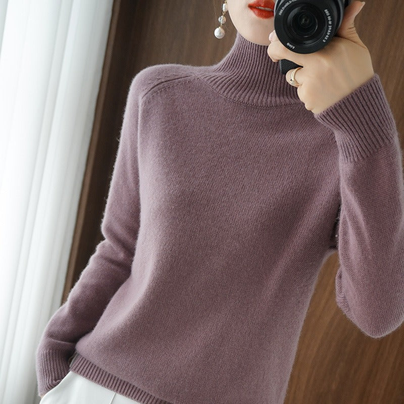 Fitted women's smooth turtleneck sweater, a comfortable and classic pullover for everyday elegance.