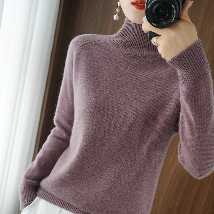 Fitted women's smooth turtleneck sweater, a comfortable and classic pullover for everyday elegance.