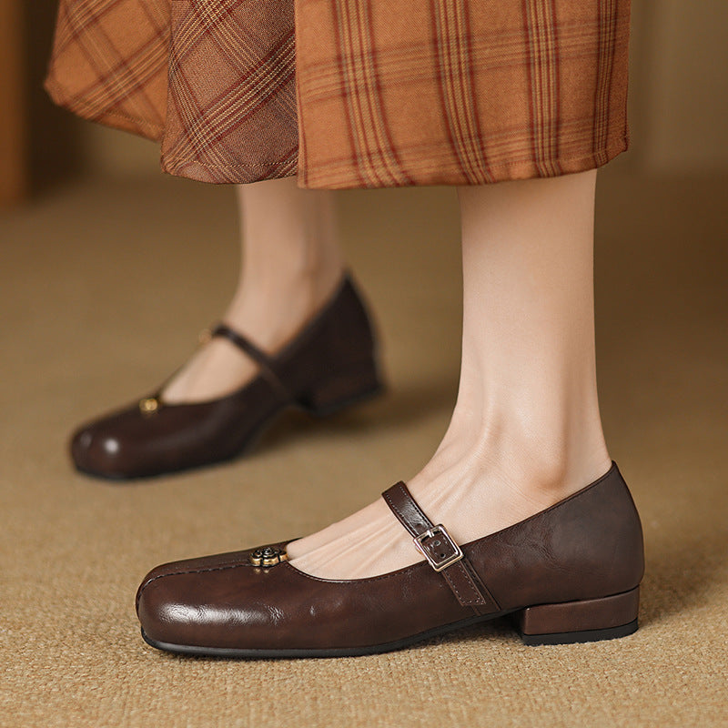 Close-up of a women's ballet flat with an elegant strap, ideal for spring and casual outfits.