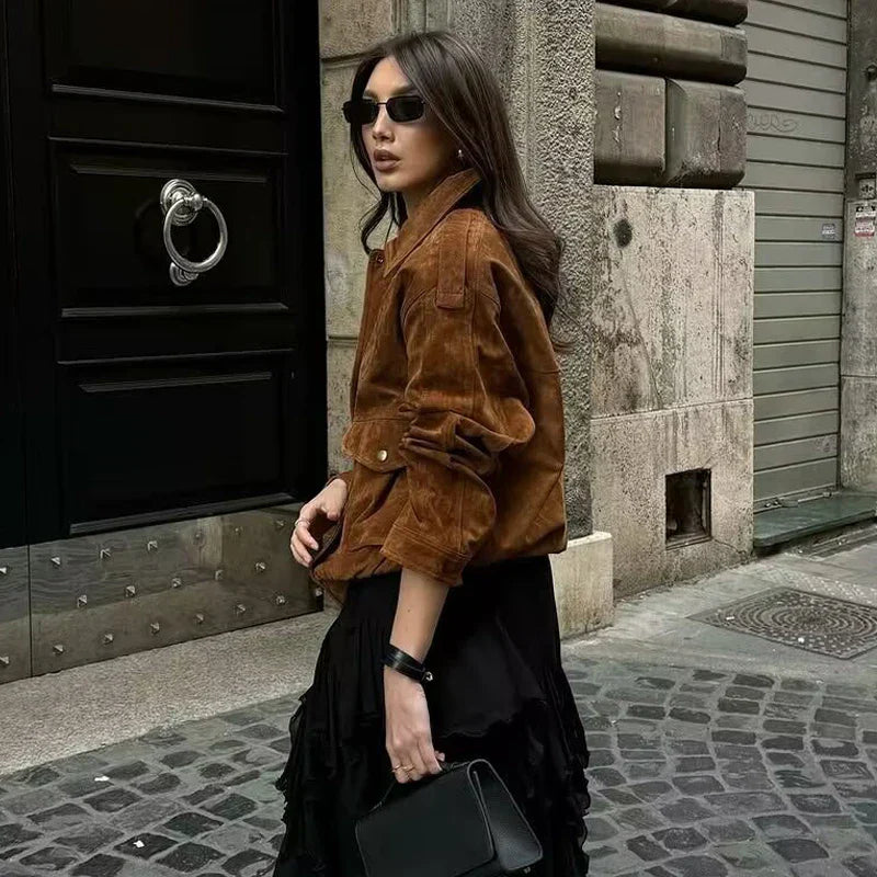 Fashionable women's streetwear jacket in cream with practical front pockets, ideal layering piece.