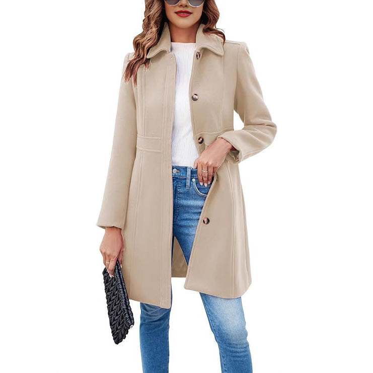 Versatile women's fashion trench coat, button-down, featuring functional details for sophisticated outerwear.
