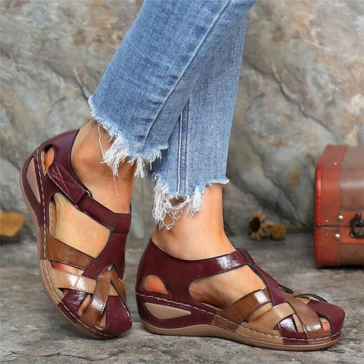 Fashionable women's colorblock casual sandals with a closed toe, offering a chic and comfortable footwear option.