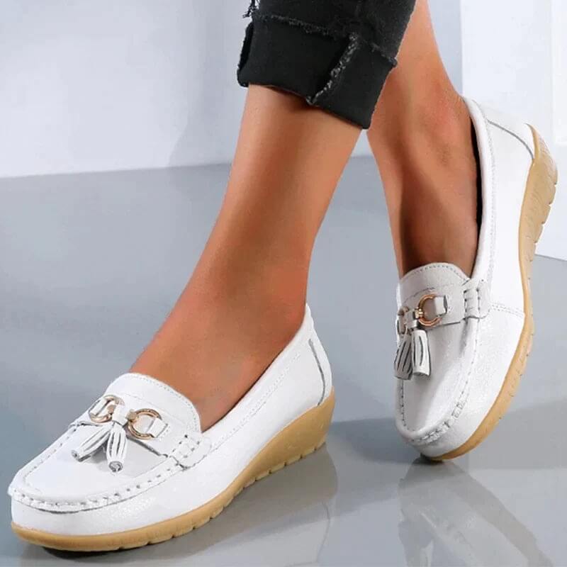 Classic women's comfortable leather loafers, ideal for elegant everyday wear or professional settings.