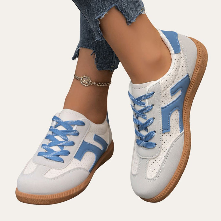 Classic black low top women's sneakers, versatile for casual outfits and comfortable everyday wear.