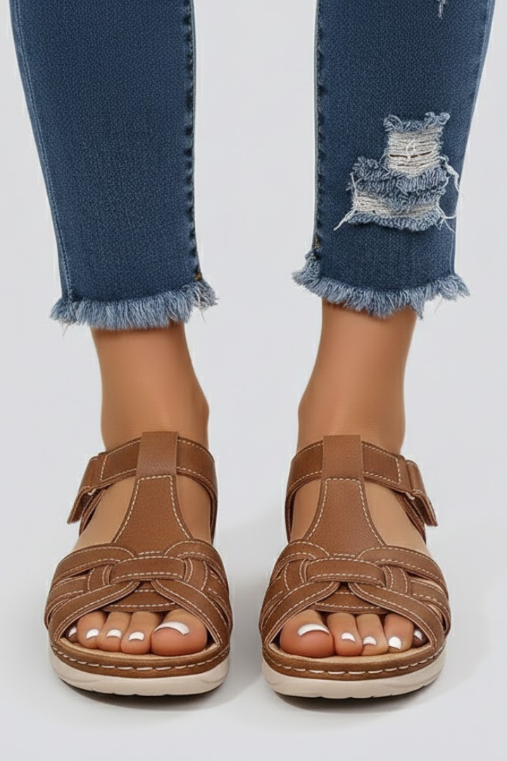 Casual flat women's sandals with an open toe and secure straps, perfect for warm weather comfort.