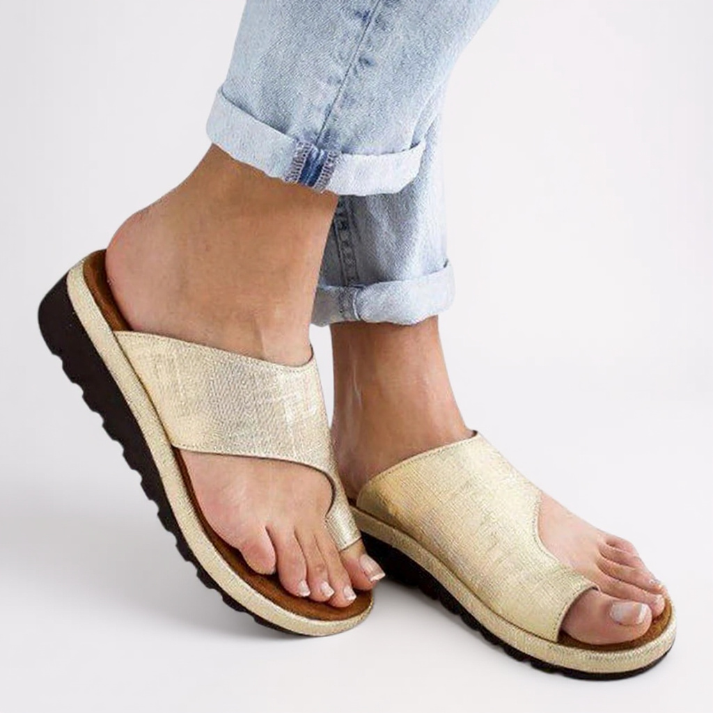 Casual women's flat toe split sandals in black, perfect for everyday summer wear and beach outings.