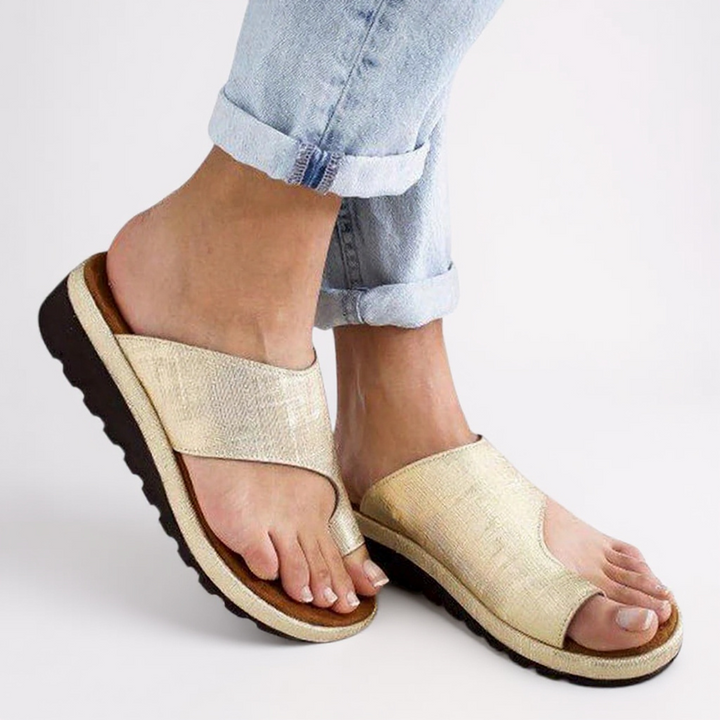 Casual women's flat toe split sandals in black, perfect for everyday summer wear and beach outings.