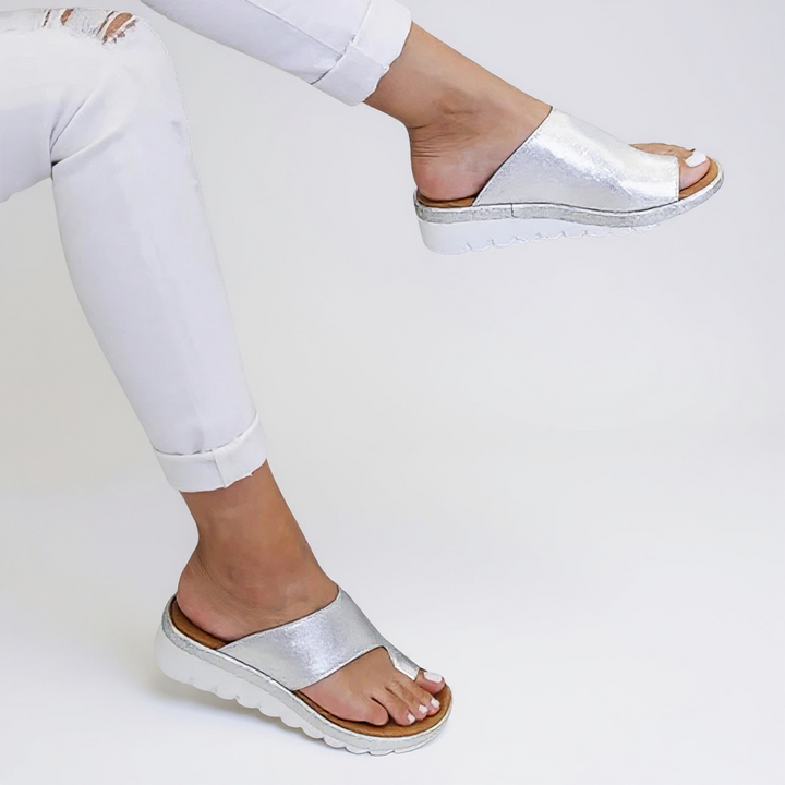 Three-quarter view of comfortable women's summer sandals featuring an orthopedic toe split design.