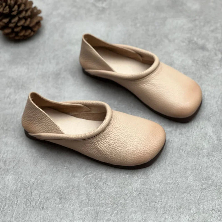 Elegant women's slip-on flat sandals with a round toe, versatile for summer outfits.