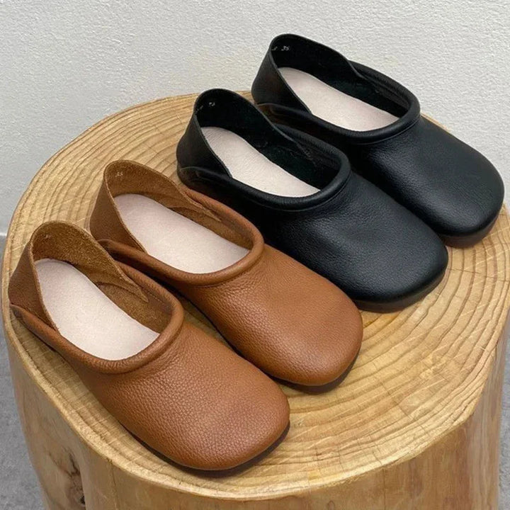 Slip-on round-toe women's sandals, comfortable and casual flats for easy summer footwear.