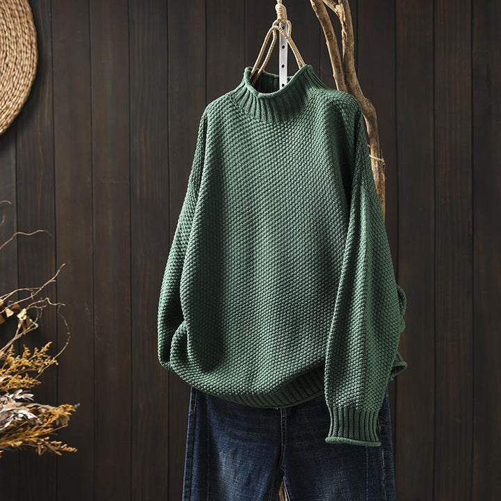 Comfortable women's knit sweater, round neck and long sleeves, showcasing a relaxed fit.