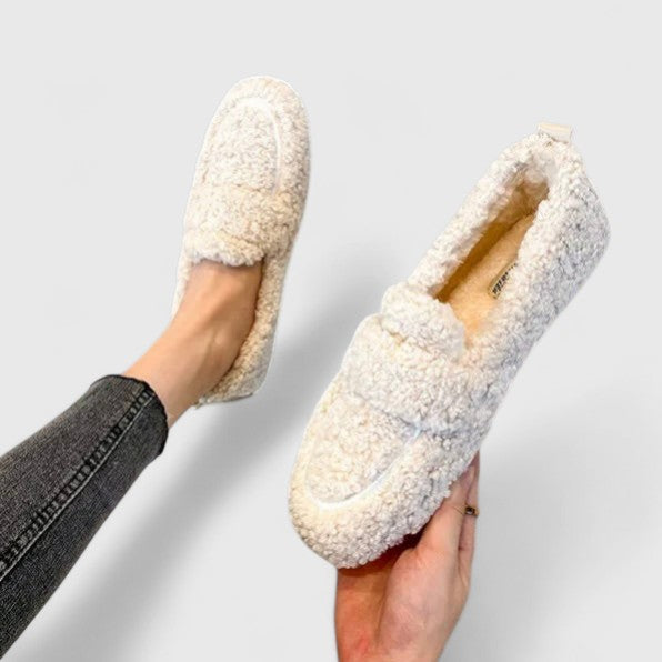 Warm women's slippers with luxurious lambswool lining, ideal for winter comfort and non-slip indoor outdoor use.