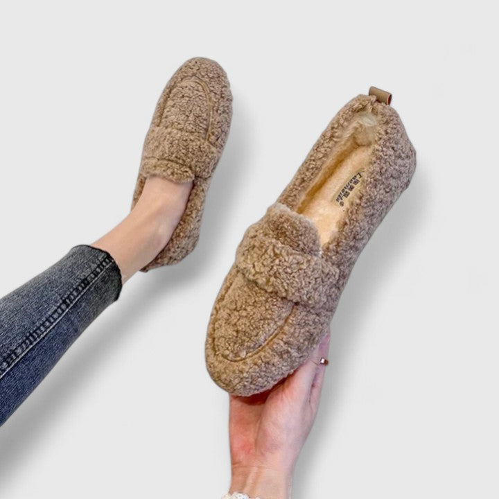 Stylish women's lambswool slippers featuring a non-slip sole, designed for cozy indoor and outdoor wear.