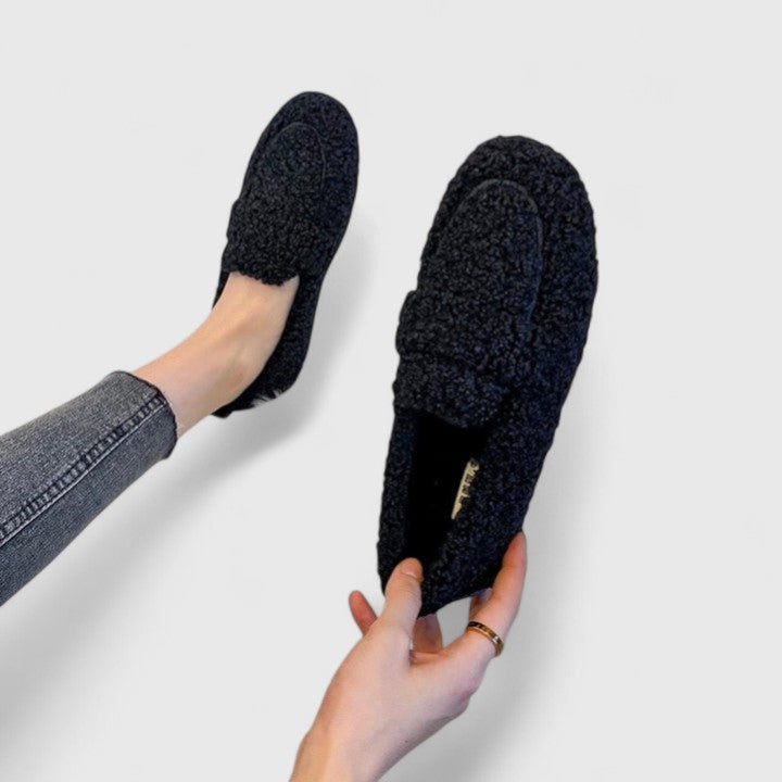 Comfortable house slippers for women, lined with soft lambswool, offering warmth and an elegant design.