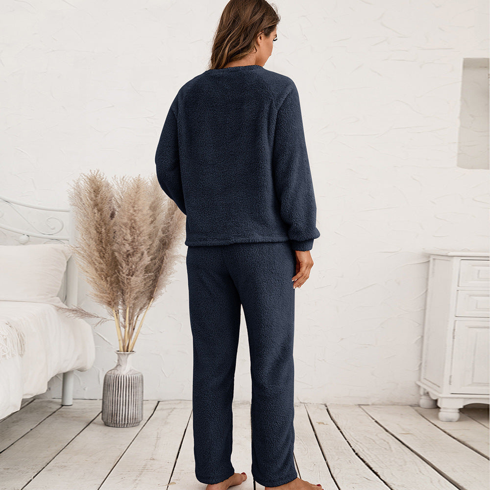 Warm & cozy women's winter pajama set with long sleeves and comfortable relaxed-fit pants.
