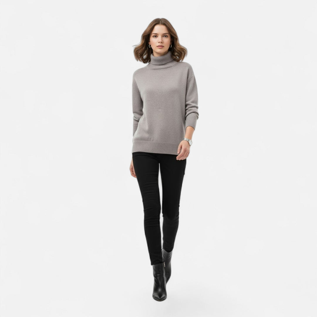 Stylish women's chunky knit turtleneck, ideal for comfortable autumn style.