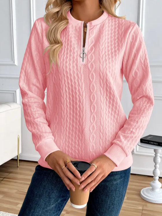Elegant women's quilted zip-up top, ideal for a casual chic look and cozy comfort in colder seasons.