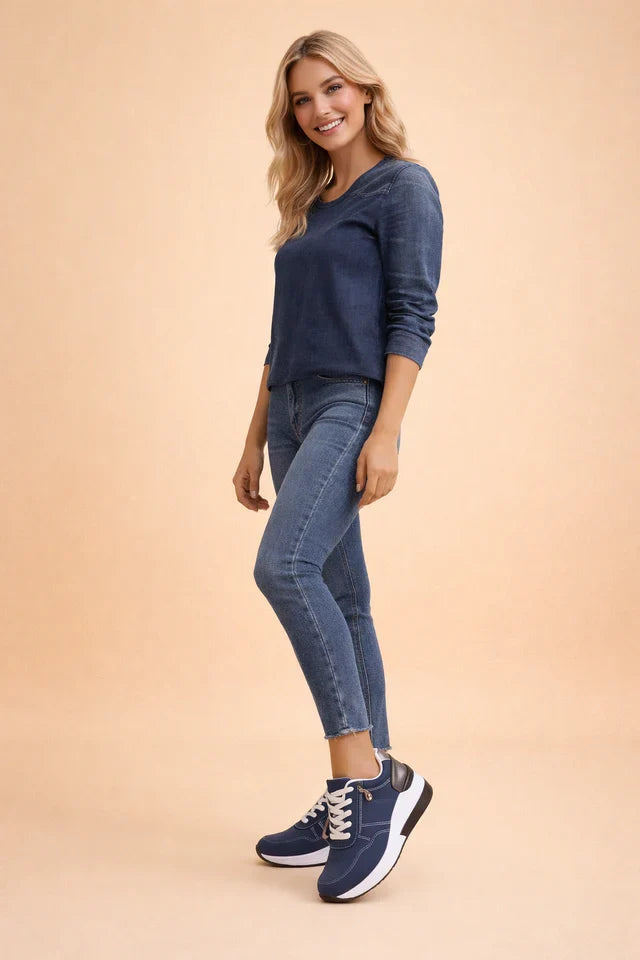 Supportive women's low-top walking sneakers with cushioned soles, perfect for comfortable everyday strolls.