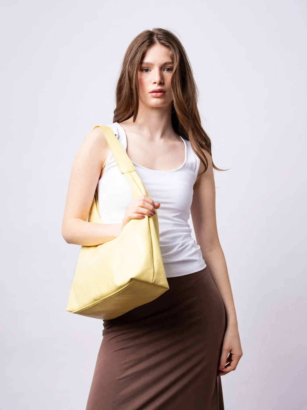 Open-top distressed leather tote, a convenient women's shoulder bag