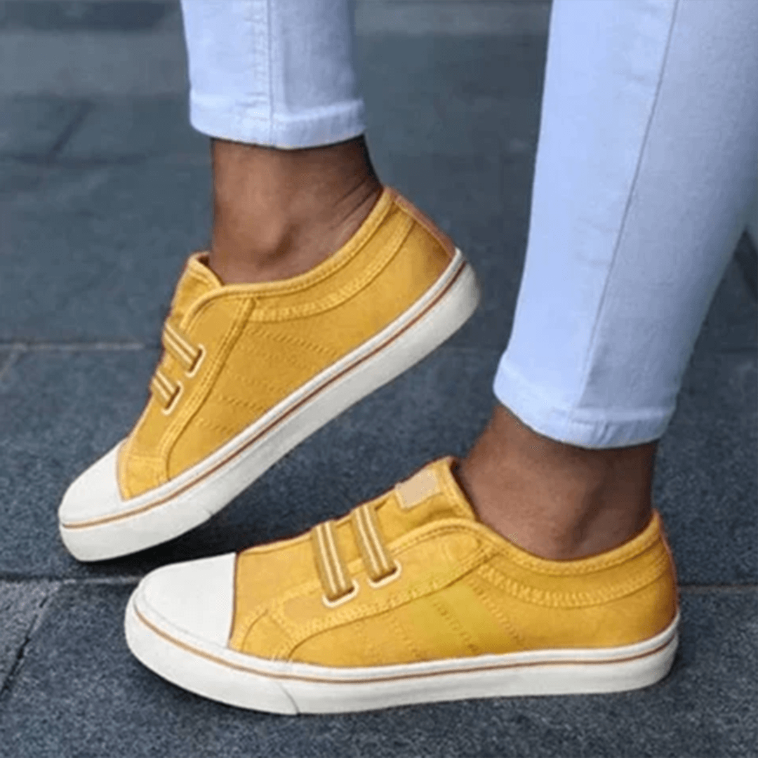 Fashionable women's slip-on sneakers, providing casual comfort and versatility for everyday adventures.