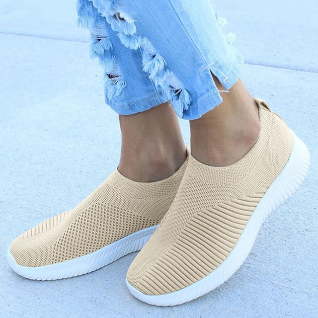 Effortless women's slip-on sneakers, combining comfort with a stylish casual look for daily wear.