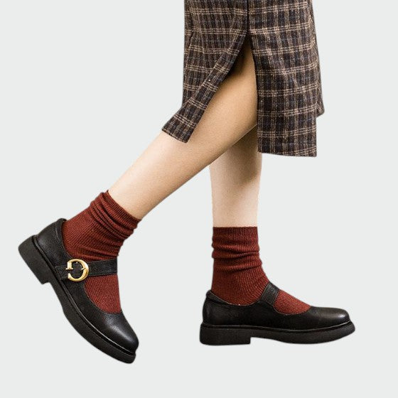 Textured leather women's Mary Jane shoes, featuring a timeless design and a stable block heel.