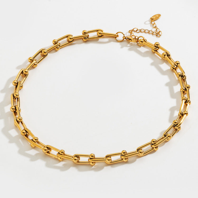 Fashionable women's gold steel thick chain necklace featuring a distinctive horseshoe U-clasp, elegant jewelry.