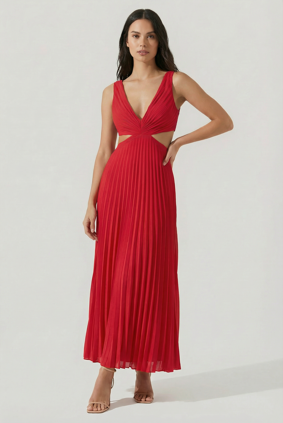 Fashionable women's flowy pleated maxi dress, ideal for elegant gatherings.