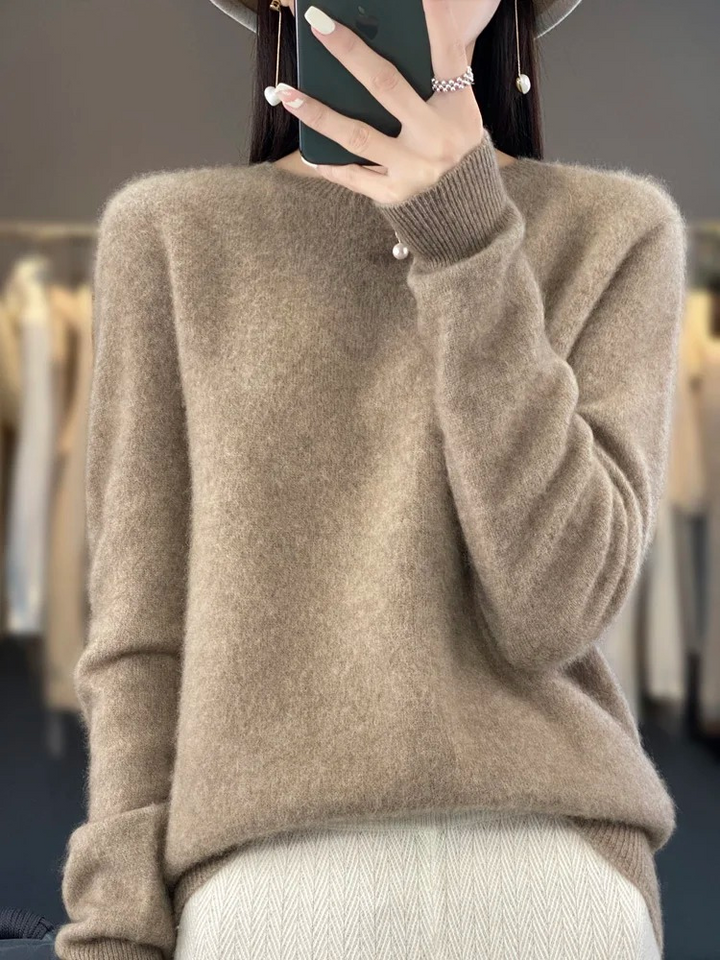 Women's elegant round neck pullover sweater, soft knit for chic everyday style.