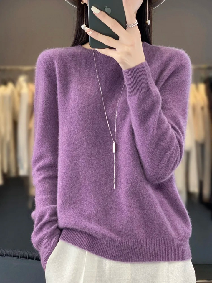 Round neck women's soft knit pullover, elegant and comfortable for everyday fashion.