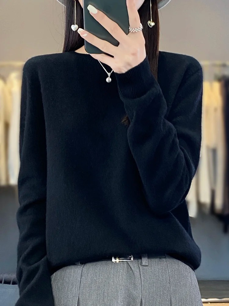 Cozy soft women's pullover sweater, elegant round neck and long sleeves for comfort.