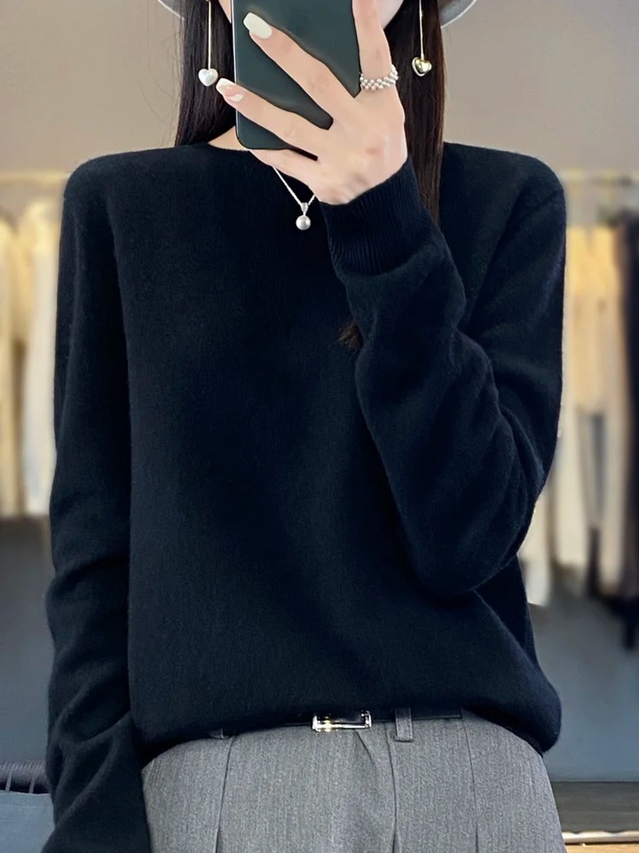 Cozy soft women's pullover sweater, elegant round neck and long sleeves for comfort.