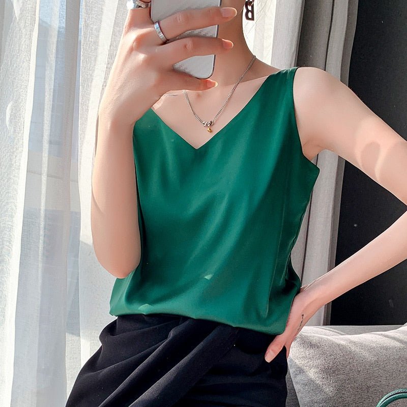 Comfortable women's chic sleeveless tank top, ideal for spring and summer fashion.