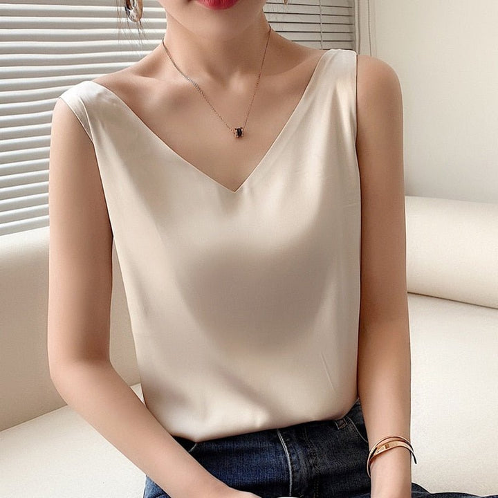 Stylish women's sleeveless tank top, ideal for elegant spring and summer fashion looks.