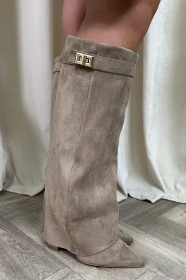 Sleek women's black boots, tall design with elegant comfort for winter and formal occasions.