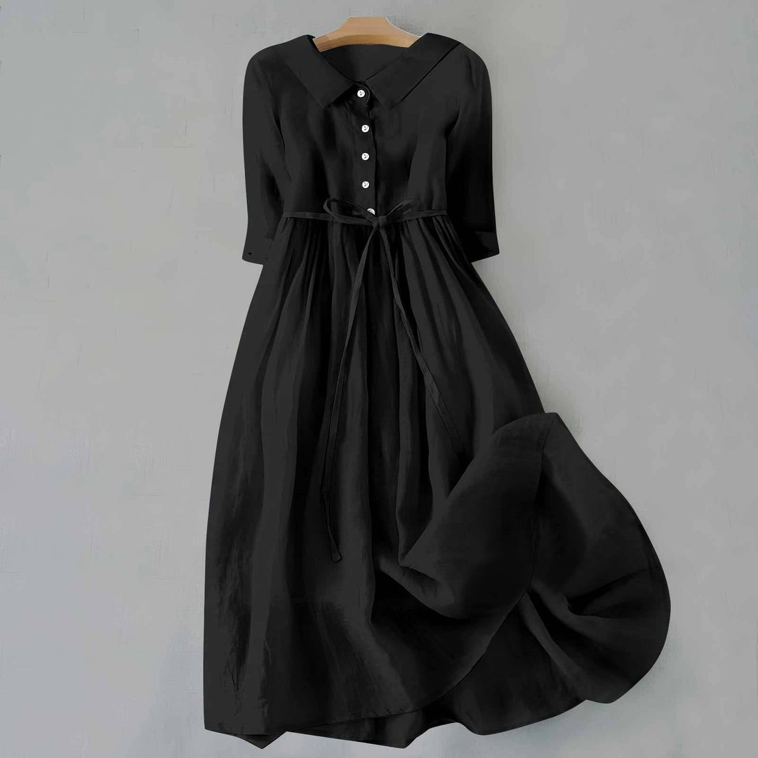 Flowy women's maxi dress in a flattering design, great for relaxed summer days and casual elegance.
