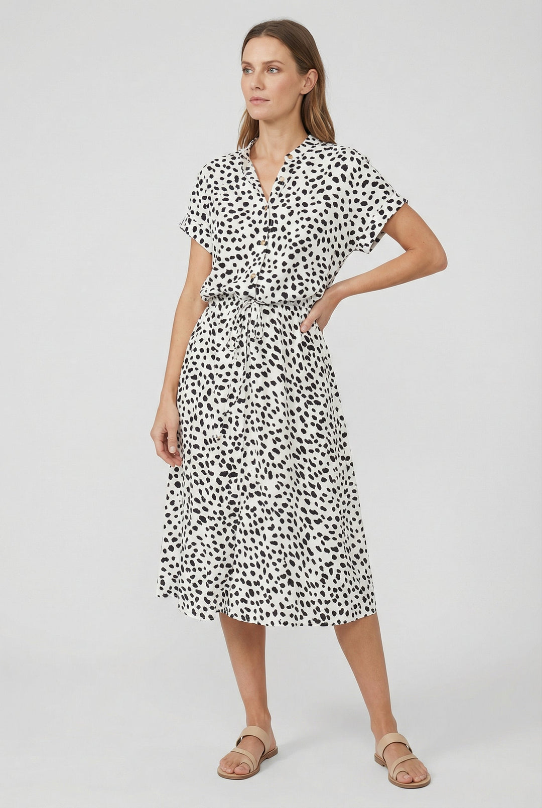 Sophisticated women's floral print midi dress, comfortable waistband, and short sleeves, for summer.