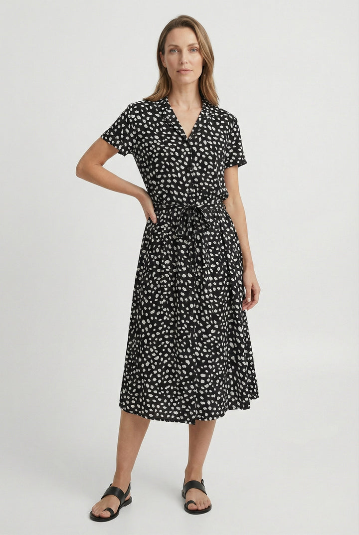 Versatile women's short-sleeve floral midi dress with an elastic waistband, ideal for summer outings.