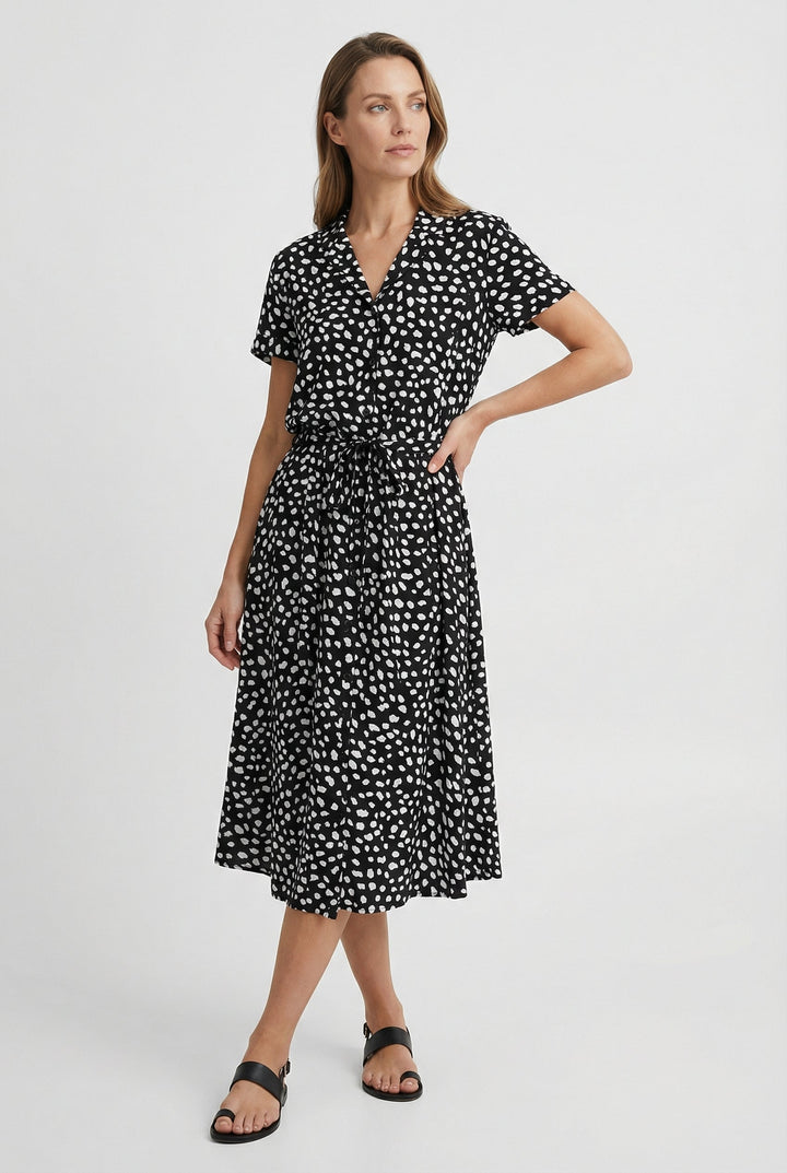 Stylish women's floral print summer midi dress with a defined waistband and turn-down collar.