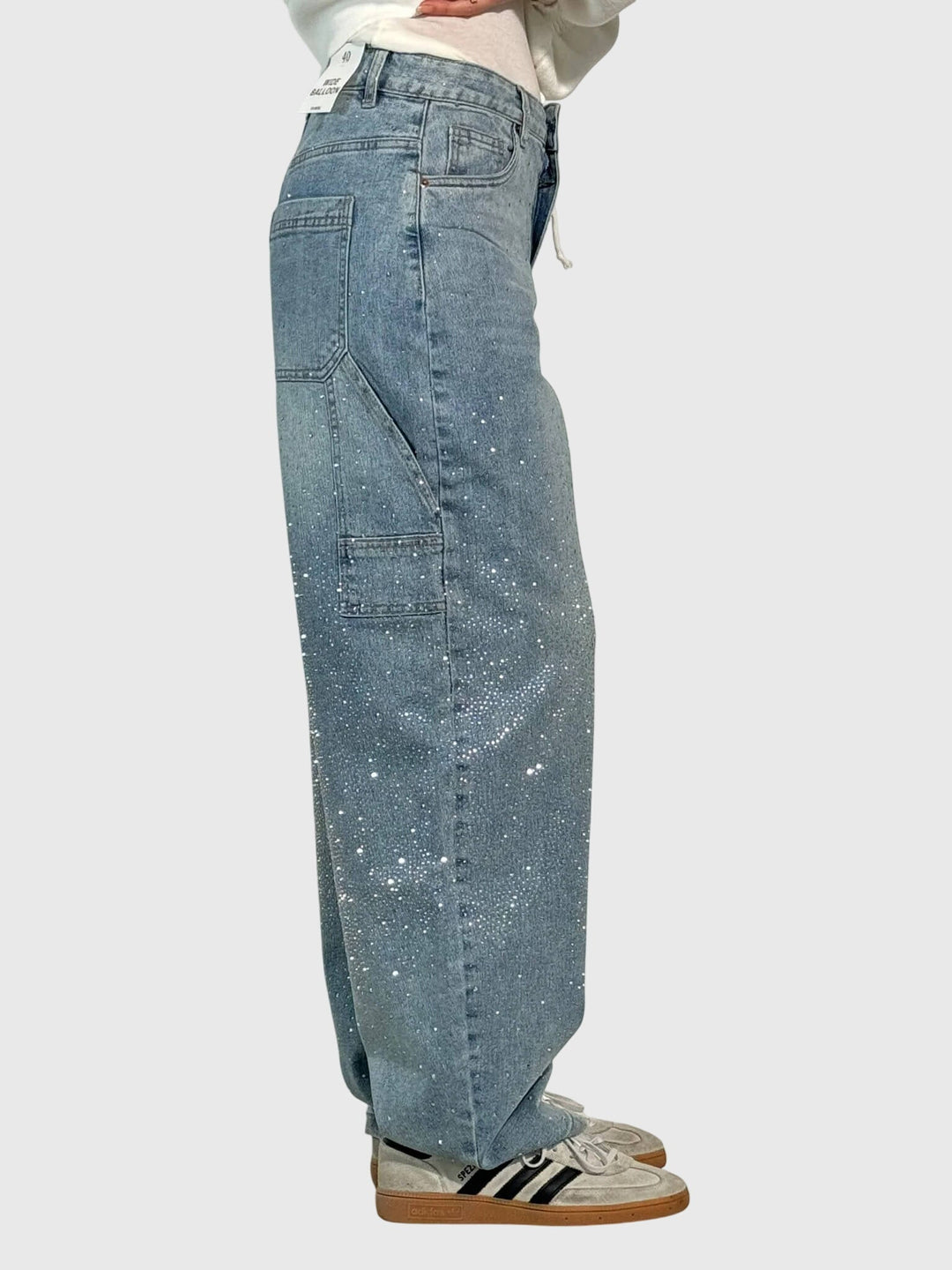 Fashionable women's wide-leg denim pants, perfect for a chic and sparkling casual outfit.