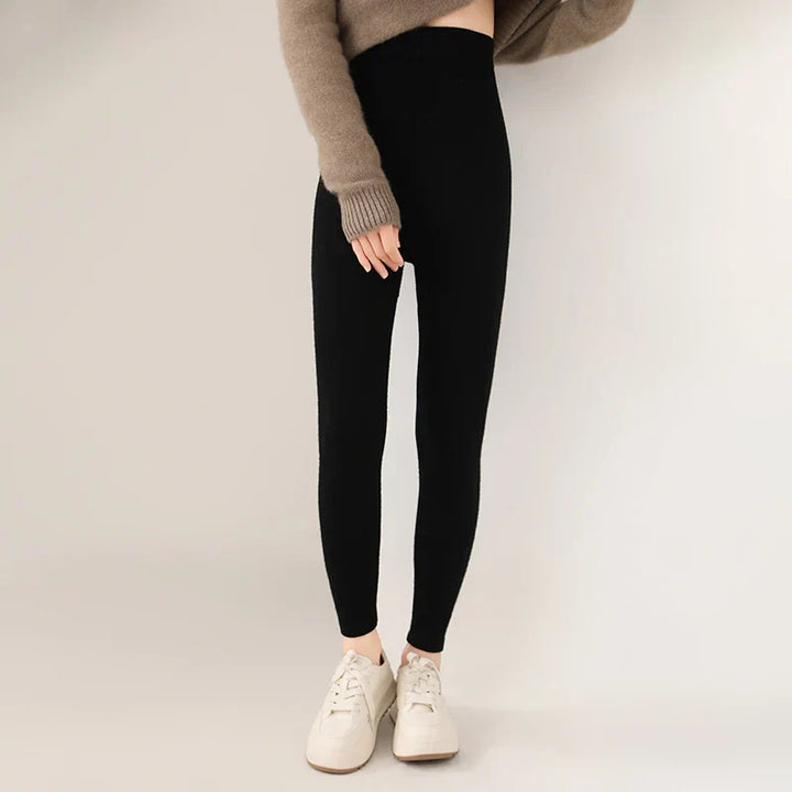 Comfortable women's high-waist cashmere leggings, fine knit for warmth and a flattering fit.
