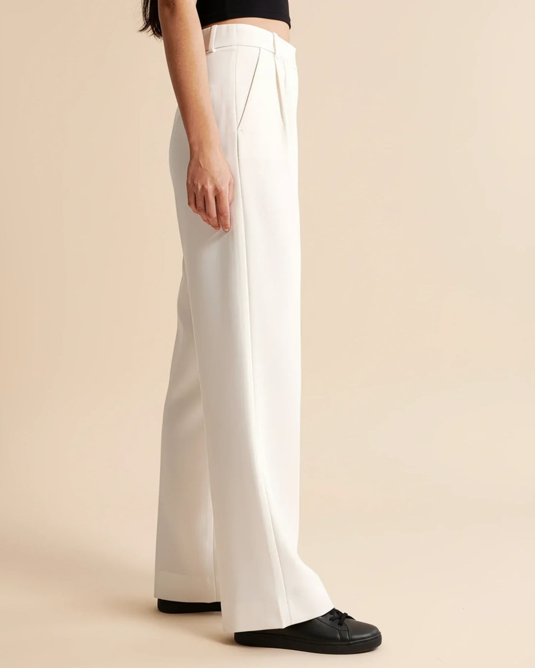Women's high-waisted pleated trousers in a lightweight fabric, perfect for spring and summer officewear.