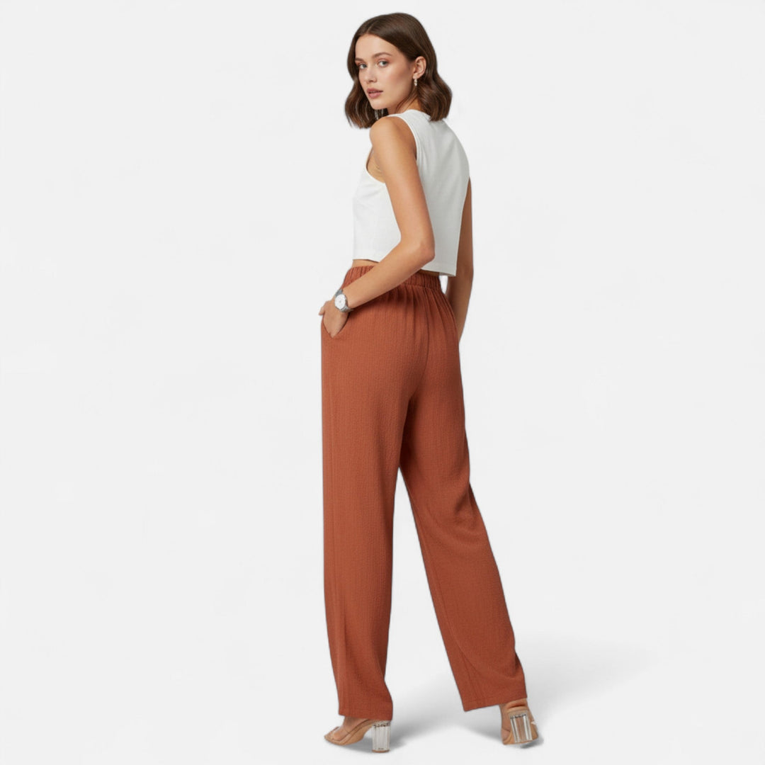 Comfortable brown high-waist straight-leg pants, ideal for a classic, relaxed fit and elegant look.
