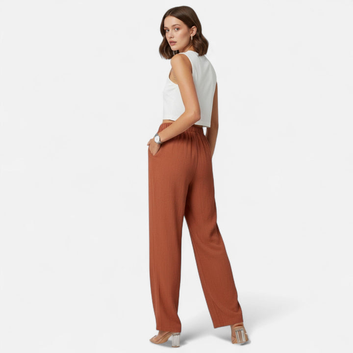 Comfortable brown high-waist straight-leg pants, ideal for a classic, relaxed fit and elegant look.