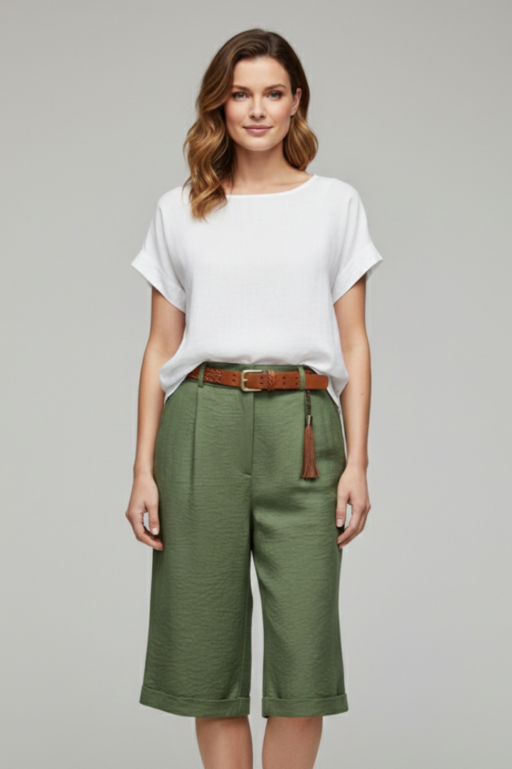Stylish women's cuffed shorts with a comfortable high waist, ideal for warm weather.