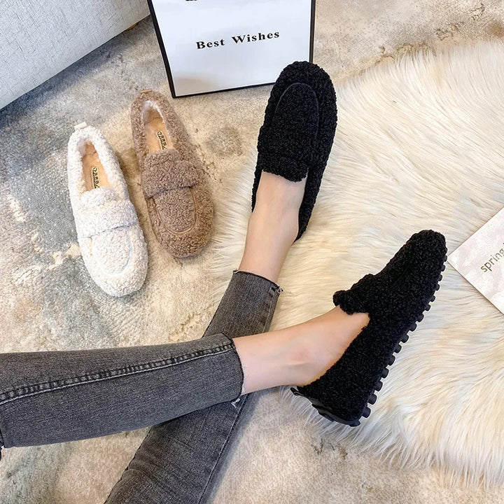 Soft teddy women's loafers, Lana style, combining plush comfort with warmth. A comfortable slip-on shoe for daily wear.
