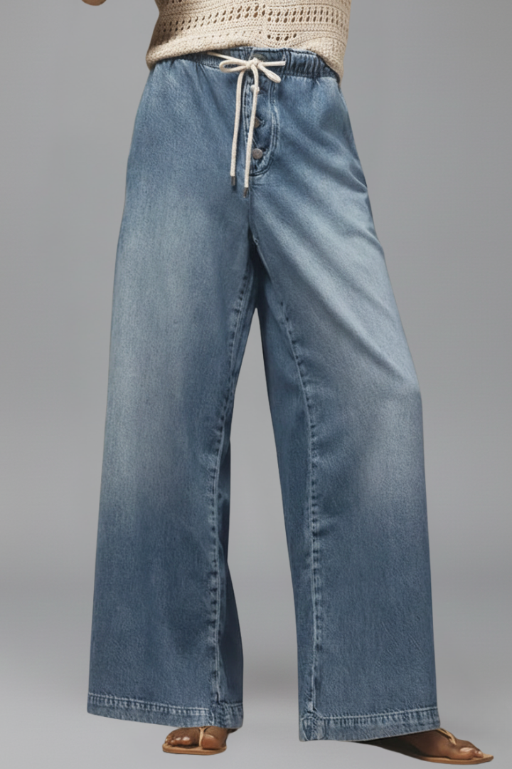 Casual women's wide-leg denim jeans in light blue featuring a comfortable drawstring waist.