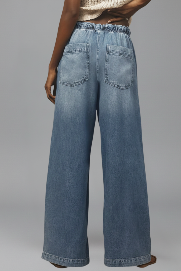 High-waisted women's wide-leg denim jeans in light blue, perfect for relaxed casual wear.