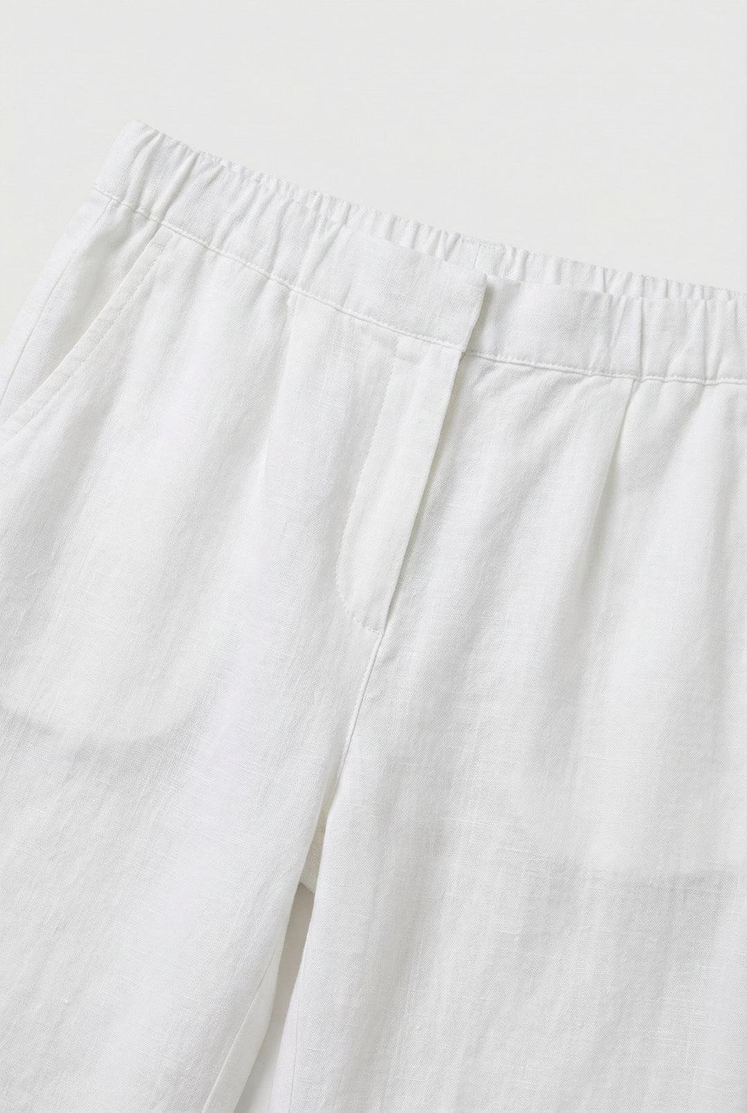 Comfortable women's straight-leg trousers with a relaxed fit, ideal for effortless everyday wear.